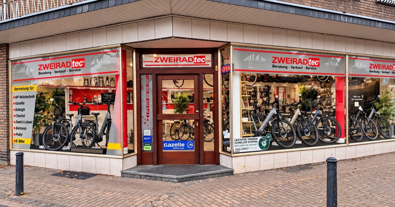 Das Fahrradgeschäft Zweiradtec Kempen mit Fahrrädern im Schaufenster